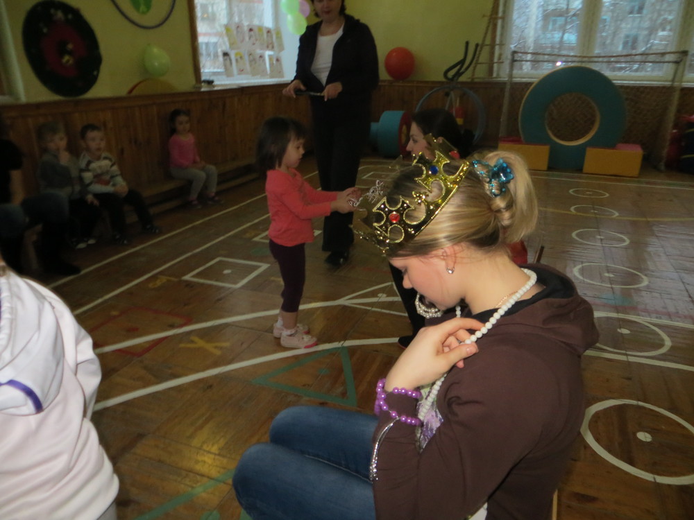 http://www.berezka332.ru/image/stranichka-instruktora-fizkultury/konsultatsii-dlya-roditeley/mama-poigray-so-mnoy/img-0463.jpg